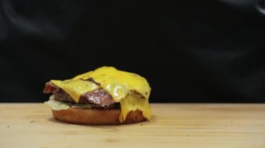 Hamburger montajı el yapımı.