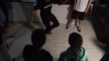 Modern danslar, gençler.