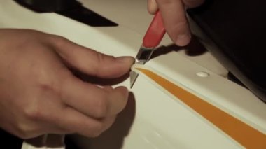 Araba yüzeyinden çıkartmalar kaldırılıyor