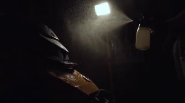 Arka planda yavaş çekimde çözelti sprey tabancasıyla filmin yüzeyinde tedavi.