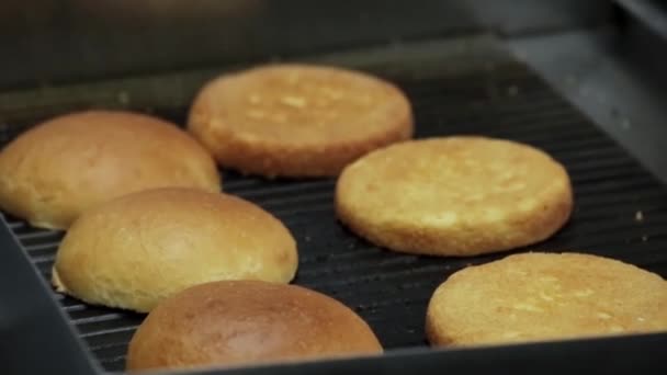熱いストーブの上でハンバーガーのパンをトースト — ストック動画