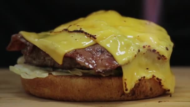 Burger Montering Kock Händer — Stockvideo