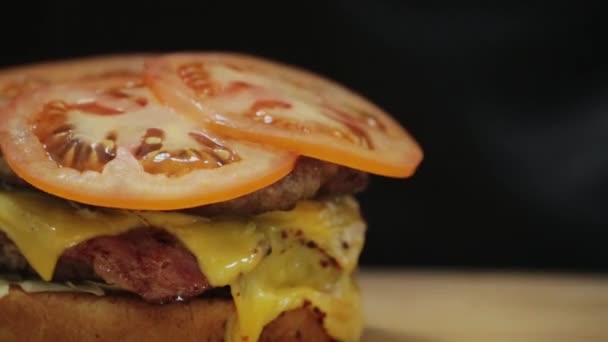 Burger Assemblage Koken Handen — Stockvideo