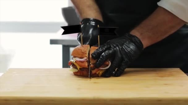 Cuoco Taglia Hamburger Finito — Video Stock