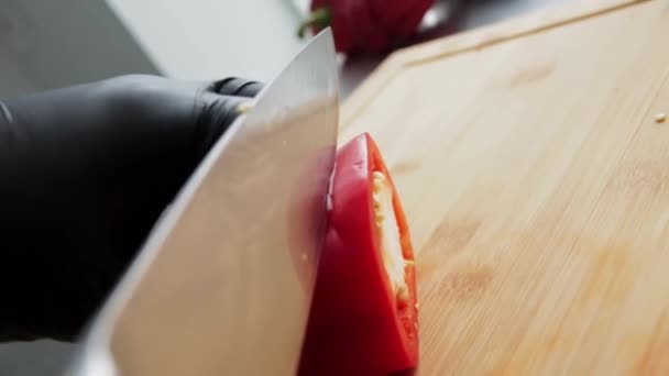 Cocinero Corta Pimiento Rojo Con Cuchillo Afilado Una Tabla Cortar — Vídeos de Stock