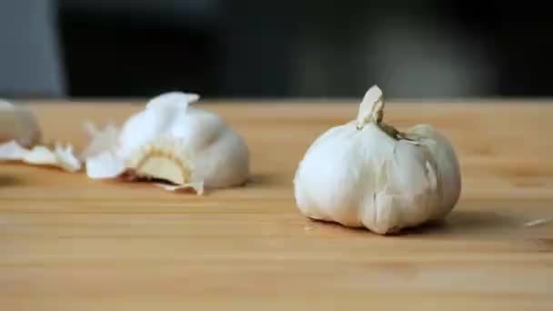 Mano Del Chef Pela Ajo Una Tabla Cortar — Vídeo de stock