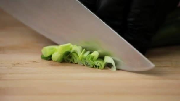 Cuisinier Coupe Les Oignons Verts Avec Couteau Tranchant Sur Une — Video