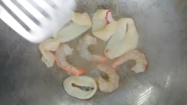 Gamberetti Carne Calamaro Fritti Olio Una Pentola Wok — Video Stock
