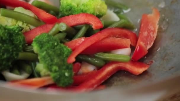 Szef Kuchni Smaży Warzywa Patelni Wok — Wideo stockowe