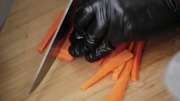 Cook Corta Zanahorias Con Cuchillo Afilado Una Tabla Cortar — Vídeos de Stock
