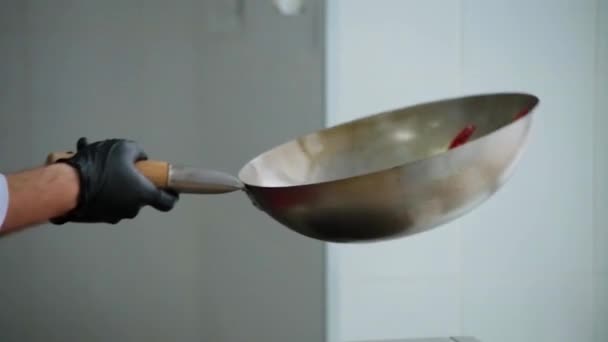 Chef Frigge Verdure Una Padella Wok Slow Motion — Video Stock