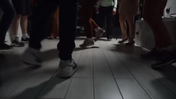 Μοντέρνοι Χοροί Χορευτικά Πόδια Στο Πάτωμα — Αρχείο Βίντεο