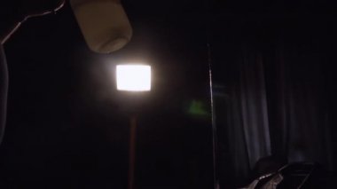 Arka planda yavaş çekimde çözelti sprey tabancasıyla filmin yüzeyinde tedavi.