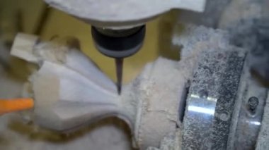 Bilgisayarlı modern makinelerde ahşap işçiliği