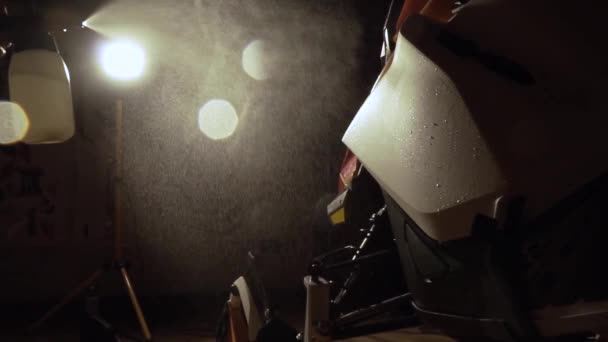 Arka Planda Yavaş Çekimde Çözelti Sprey Tabancasıyla Filmin Yüzeyinde Tedavi — Stok video
