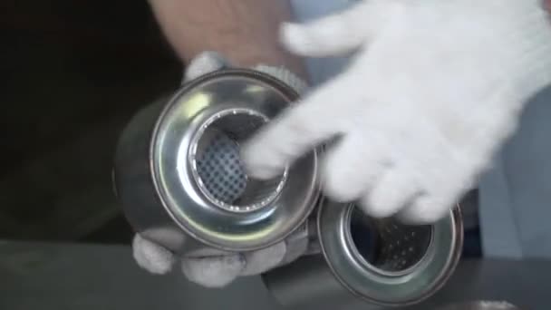 Руки Перчатках Держат Выхлопную Систему Автомобиля — стоковое видео