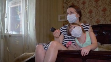  Anne ve çocuğu karantinaya alınmış TV izliyorlar.