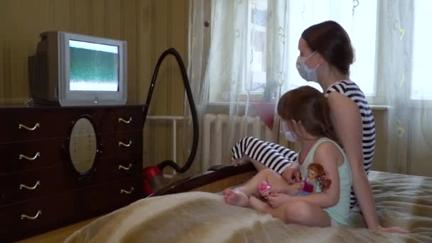 Μαμά Και Παιδί Στην Ιατρική Καραντίνα Παρακολουθήσουν Τηλεόραση — Αρχείο Βίντεο
