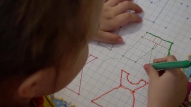 Çocuk eli çizer, çocuk çizer, ders kitabında bir görevi yerine getirir.