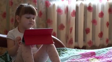 Evdeki çocuk tablete, evdeki çocuk da karantinaya bakıyor.