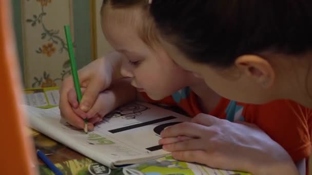母親と赤ん坊は子供のテーブルで絵を描く 隔離で — ストック動画
