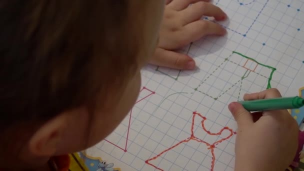 Mão Crianças Desenha Criança Desenha Executa Uma Tarefa Livro Didático — Vídeo de Stock