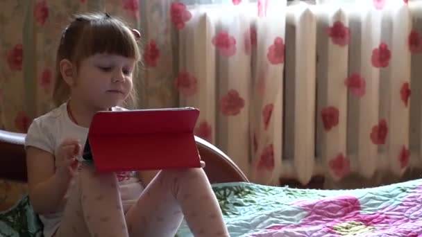 Das Kind Hause Schaut Das Tablet Das Kind Hause Quarantäne — Stockvideo