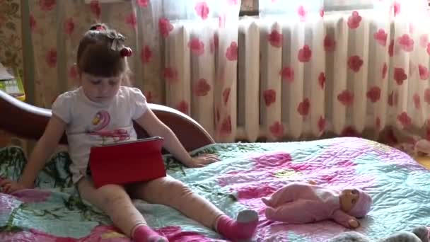 Criança Casa Olha Tablet Criança Casa Quarentena — Vídeo de Stock