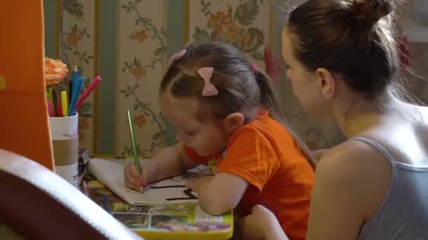 Μαμά Και Μωρό Ζωγραφίζουν Στο Παιδικό Τραπέζι Καραντίνα — Αρχείο Βίντεο