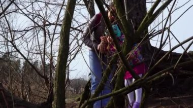 Anne ve bebek ormanda.