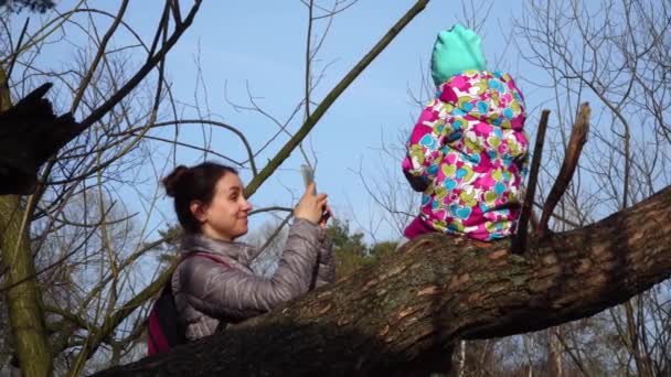 妈妈在电话里给她的孩子拍照 图库视频