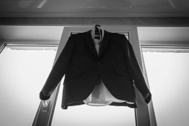 Düğün gününde damat aksesuarları. Düğün detayları. Kemerli ve papyonlu deri erkek ayakkabıları. damat aksesuarı.