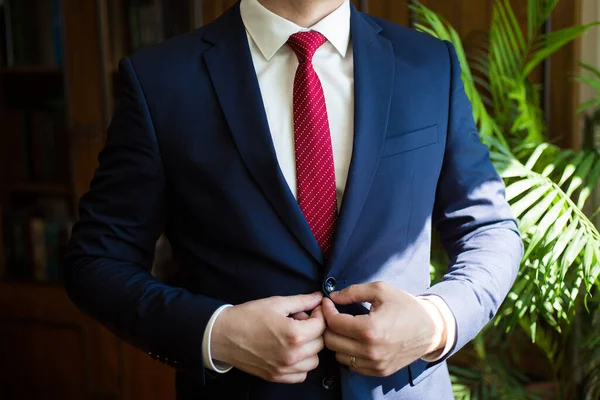 Empresario Traje Azul Atando Corbata Traje Casual Inteligente Hombre Preparándose — Foto de Stock