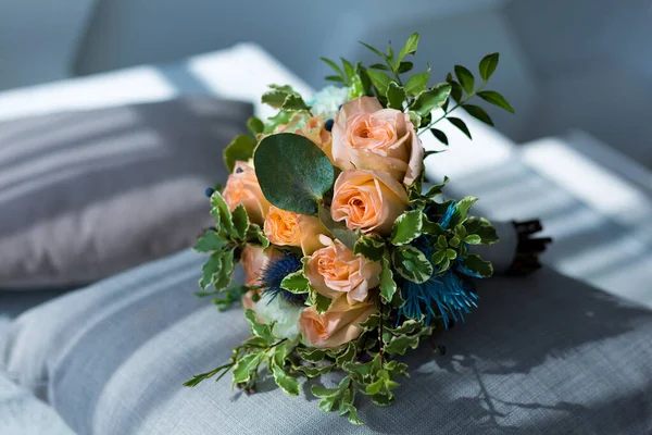 Anillos Boda Racimo Bayas Naranja Ceniza Montaña Con Fondo Las — Foto de Stock