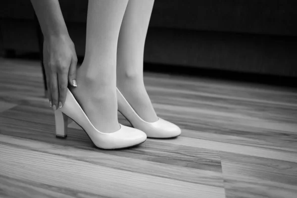 Dziewczyna Nosi Buty Nodze Panna Młoda Wkłada Rano Buty Wnętrza — Zdjęcie stockowe