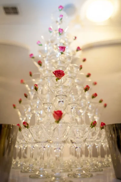 Een Piramide Van Glazen Champagne Tafel Naast Het Brandende Vuurwerk — Stockfoto