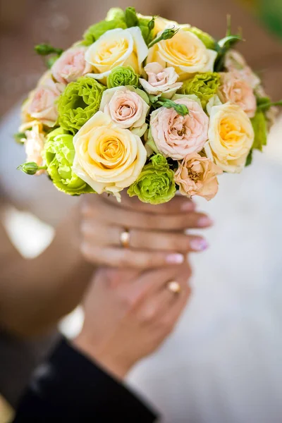 Novia Novio Sosteniendo Hermoso Ramo Bodas Sus Manos Con Anillos — Foto de Stock