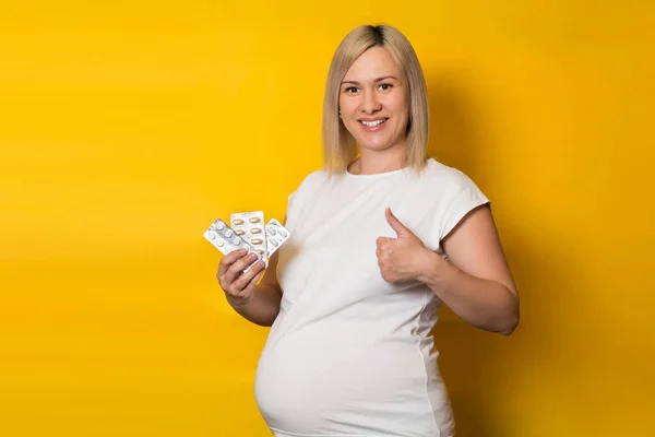 Gelukkige Zwangere Vrouw Blond Wijst Haar Vinger Naar Pillen Een — Stockfoto