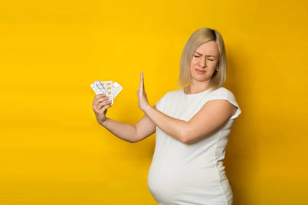 Gelukkige Zwangere Vrouw Blond Wijst Haar Vinger Naar Pillen Een — Stockfoto