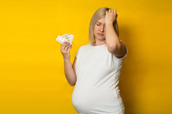 Een Zwangere Vrouw Met Hoofdpijn Heeft Pillen Een Gele Achtergrond — Stockfoto