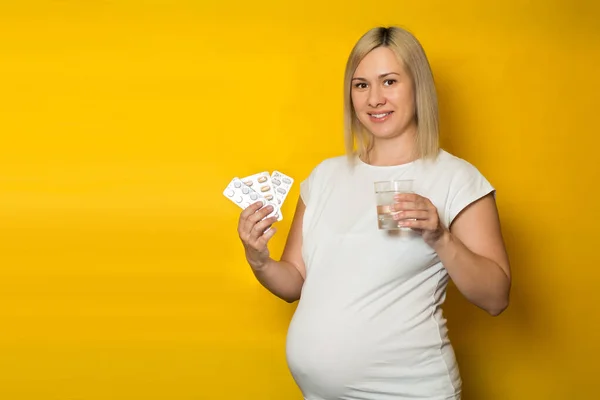 Gelukkige Zwangere Vrouw Blond Houdt Tabletten Een Glas Water Zijn — Stockfoto