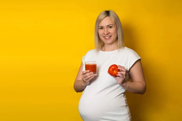 Gelukkige Zwangere Vrouw Houdt Een Glas Tomatensap Een Tomaat Vast — Stockfoto