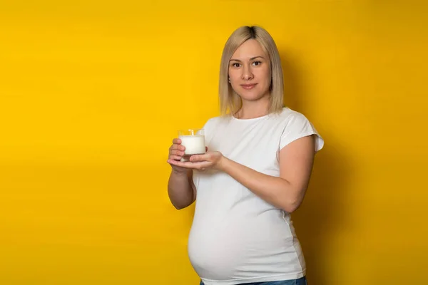 Glimlachende Zwangere Vrouw Staat Vol Gezicht Houdt Een Glas Met — Stockfoto