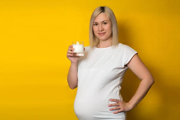 Glimlachende Zwangere Vrouw Staat Vol Gezicht Houdt Een Glas Met — Stockfoto