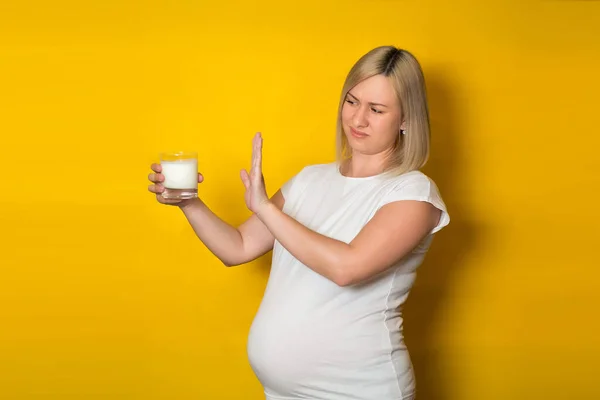 Zwangere Vrouw Staat Vol Gezicht Houdt Een Glas Met Melk — Stockfoto