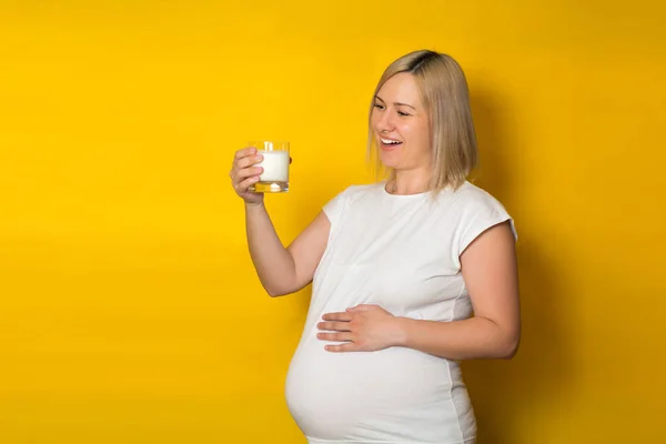 Glimlachende Zwangere Vrouw Staat Vol Gezicht Houdt Een Glas Met — Stockfoto