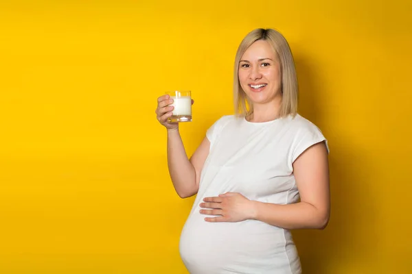 Glimlachende Zwangere Vrouw Staat Vol Gezicht Houdt Een Glas Met — Stockfoto