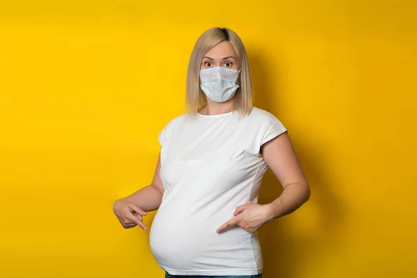 Een Zwanger Meisje Met Een Beschermend Masker Richt Haar Handen — Stockfoto