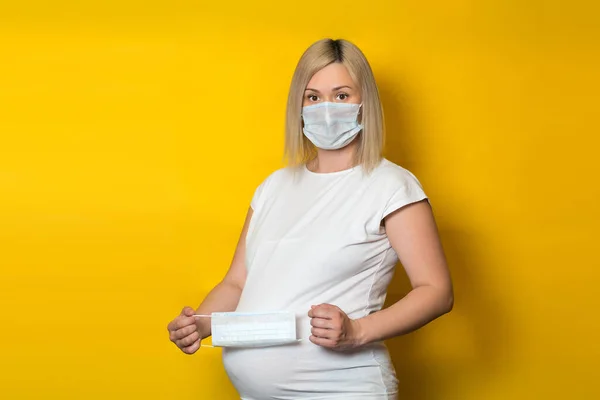 Een Zwanger Meisje Een Beschermend Masker Probeert Een Beschermend Masker — Stockfoto