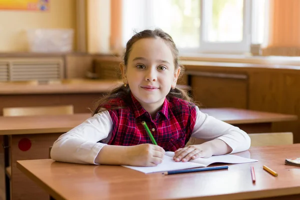 教室の机に座って勉強する準備ができている白人の娘を笑顔 女子高生の肖像画 幸せな弟子 — ストック写真